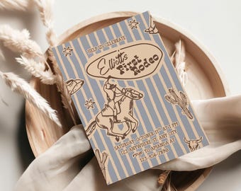 Könnte beinhalten: Eine Einladung im Vintage-Stil mit Cowboy-Thema. Die Einladung zeigt einen hellblauen Hintergrund mit vertikalen Streifen und Illustrationen von Cowboy-Stiefeln, Hüten und Kakteen. Der Text lautet "Elliott's First Rodeo".