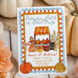 Może przedstawiać: Zaproszenie urodzinowe w jesiennym klimacie z ilustracją pola dyni i labiryntu kukurydzianego. Zaproszenie zawiera dynie, stracha na wróble i tekst "Reese's 10th Birthday!" w dekoracyjnej ramce.