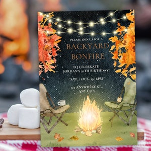 Pu&ograve; includere: Un invito in bianco e nero con un'illustrazione ad acquerello di un fal&ograve;, due sedie e una ghirlanda di luci. Il testo recita "Unisciti a noi per un fal&ograve; in giardino per festeggiare il 30&deg; compleanno di Jordan! Sab. 19 ott. | 18:00 123 Anywhere St., Any City"