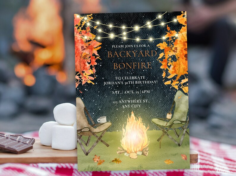 Pu&ograve; includere: Un invito in bianco e nero con un'illustrazione ad acquerello di un fal&ograve;, due sedie e una ghirlanda di luci. Il testo recita "Unisciti a noi per un fal&ograve; in giardino per festeggiare il 30&deg; compleanno di Jordan! Sab. 19 ott. | 18:00 123 Anywhere St., Any City"