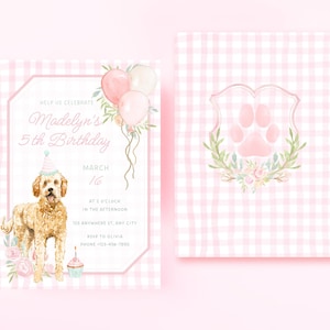 Op de afbeelding: Een roze en witte gingham-gepatroneerde uitnodiging met een witte rand. De uitnodiging bevat een aquarel-illustratie van een golden doodle-hond die een feestmuts en een cupcake draagt. De tekst luidt "Help ons Madelyns 5e verjaardag te vieren, 16 maart, om 14:00 uur, 125 Anywhere St, Any City, RSVP aan Silvia, Telefoon +123-456-7800".