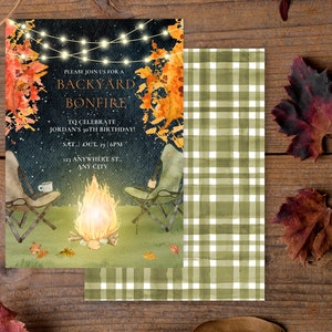 Puede incluir: Una invitación rústica para una fiesta de fogata en el patio trasero. La invitación presenta una ilustración de acuarela de una fogata con dos sillas, un cielo estrellado y una cadena de luces. El texto dice "¡Por favor, únase a nosotros para una fogata en el patio trasero para celebrar el décimo cumpleaños de Jordan! Sáb. 19 de oct. | 18:00 123 Anywhere St., Any City"