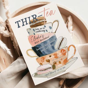 Puede incluir: Una tarjeta de invitación de acuarela con tazas de té apiladas y macarons. La tarjeta dice "THIR-Tea" e invita a los invitados a celebrar el 30 cumpleaños de Elodie el 28 de septiembre a las 2 PM. The Garden Parlor es el lugar.