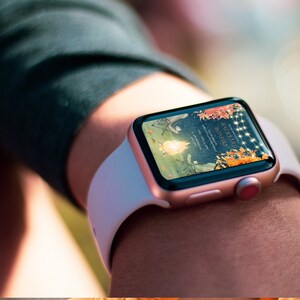 Pu&ograve; includere: Un Apple Watch bianco e oro rosa con un invito digitale per un fal&ograve; in giardino. L'invito presenta un'illustrazione ad acquerello di un fal&ograve; con foglie autunnali e luci a catena.
