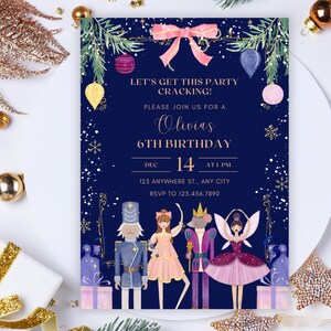 Könnte beinhalten: Eine marineblaue Geburtstagseinladung mit dem Text "LET'S GET THIS PARTY CRACKING!" und "Olivias 6. Geburtstag". Die Einladung zeigt Illustrationen eines Nussknackers, einer Ballerina und anderer Charaktere. Dekorative Elemente sind Ornamente und eine rosa Schleife.