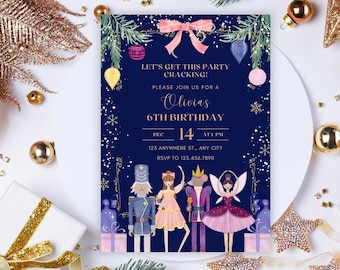 Könnte beinhalten: Eine marineblaue Geburtstagseinladung mit dem Text "LET'S GET THIS PARTY CRACKING!" und "Olivias 6. Geburtstag". Die Einladung zeigt Illustrationen eines Nussknackers, einer Ballerina und anderer Charaktere. Dekorative Elemente sind Ornamente und eine rosa Schleife.