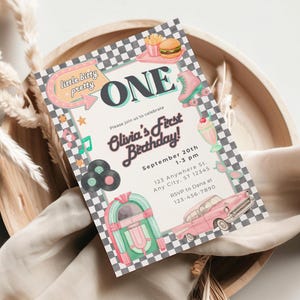 Könnte beinhalten: Eine Geburtstagseinladung im Retro-Stil mit einem Schachbrettmuster-Rand. Die Einladung zeigt Illustrationen eines Burgers, Rollschuhs, Milchshakes und eines Oldtimers. Der Text enthält "ONE" und "Olivia's First Birthday!" in einer Vintage-Schrift.