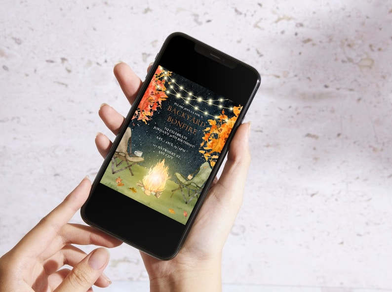 Pu&ograve; includere: Un invito digitale sullo schermo di uno smartphone per un fal&ograve; in giardino per festeggiare il compleanno di Jordan. L'invito presenta un'illustrazione ad acquerello di un fal&ograve; con due sedie, un cielo stellato e foglie autunnali.