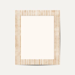 Può includere: Una cornice rettangolare con un centro color crema e un bordo a strisce verticali marrone chiaro e bianche. La cornice è posta su uno sfondo bianco sporco.