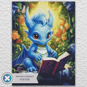 Może przedstawiać: Kapryśna ilustracja niebieskiego smoka czytającego książkę. Smok ma duże czerwone oczy i jest otoczony bujnym listowiem i pomarańczowymi kwiatami. Książka jest otwarta, a smok wydaje się pochłonięty jej treścią. Motyw fantasy.