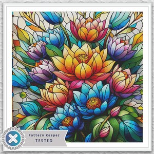 Può includere: Un'opera d'arte colorata in stile vetrata raffigurante vibranti fiori di loto nelle tonalità del giallo, arancione, rosa, blu e viola. I fiori sono circondati da foglie e steli verdi, con un bordo bianco. Il testo "Pattern Keeper TESTED" è visibile.
