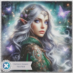 Puede incluir: Impresión de arte digital de una mujer de fantasía con largo cabello plateado y ojos azules. Lleva una prenda verde y dorada adornada y una diadema floral. Mariposas moradas y luces brillantes la rodean. La imagen tiene un logotipo de "Pattern Keeper Tested".