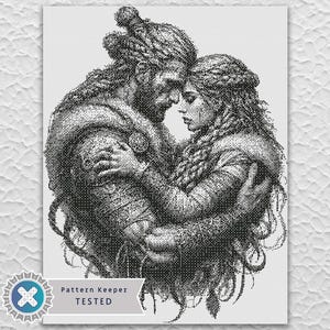 Puede incluir: Patrón de punto de cruz en blanco y negro de una pareja abrazándose. El hombre tiene pelo largo y barba, y la mujer tiene pelo largo y suelto. La imagen está etiquetada como "Pattern Keeper TESTED".
