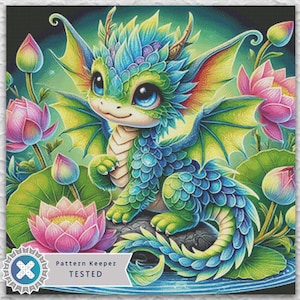 Pode incluir: Ilustração colorida de um dragão amigável com escamas azuis, verdes e amarelas, rodeado por flores de lótus cor-de-rosa e folhas de nenúfar verdes. O dragão tem olhos azuis grandes e está sorrindo. A imagem tem um tema de fantasia.