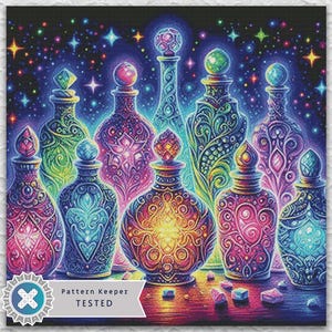 Könnte beinhalten: Eine lebendige Illustration von neun verzierten, farbenfrohen Zaubertränken mit aufwendigen Designs. Die Flaschen werden von leuchtendem Licht beleuchtet, vor einem sternenklaren Nachthimmel. Das Bild enthält den Text "Pattern Keeper TESTED".