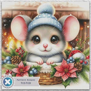 Puede incluir: Ilustración en acuarela de un ratón adorable con un gorro azul, rodeado de decoraciones navideñas. El ratón está en una cesta con flores de Pascua, bayas y piñas. Una chimenea acogedora en el fondo.