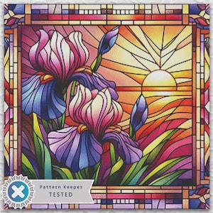 Può includere: Un disegno di vetrata raffigurante iris nei toni del viola, rosa e blu, ambientato su uno sfondo di tramonto. L'opera è incorniciata con un bordo colorato e include il testo "Pattern Keeper TESTED".