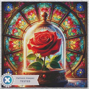Può includere: Immagine di una rosa rossa sotto una cupola di vetro, con uno sfondo di vetrata colorata. La rosa ha foglie verdi e poggia su una base decorativa. Include il testo "Pattern Keeper TESTED".