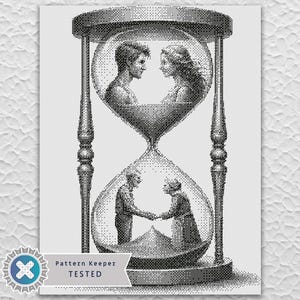 Può includere: Illustrazione in bianco e nero di una clessidra con due coppie all'interno. La coppia in alto è giovane, la coppia in basso è più anziana, che si tengono per mano. L'immagine è un motivo a punto croce con il testo "Pattern Keeper Tested".