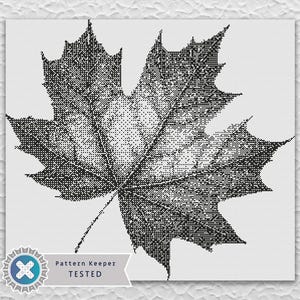 Könnte beinhalten: Schwarz-weiß Kreuzstichmuster einer Ahornblattes. Das Blatt ist detailliert mit einer gepunkteten Textur, die Adern und Kanten zeigt. Das Bild enthält den Text "Pattern Keeper TESTED" in einem Abzeichen.