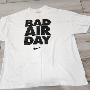 Koszulka męska z krótkim rękawem Nike Loose Fit Bad Air Day Swoosh w kolorze białym, rozmiar 2XL zdjęcie 1