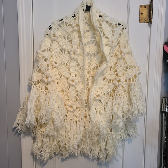 Vintage Off White Crocheted Shawl, 70s, Flower Pa… - image 1