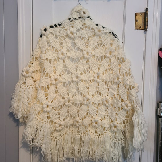 Vintage Off White Crocheted Shawl, 70s, Flower Pa… - image 4