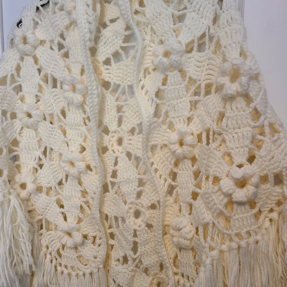 Vintage Off White Crocheted Shawl, 70s, Flower Pa… - image 3