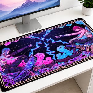 Könnte beinhalten: Eine rechteckige Schreibtischunterlage mit einer lebendigen Illustration von zwei Figuren, die mit blauen Blitzen zwischen sich aufeinander zu greifen. Das Kunstwerk nutzt einen dunklen Hintergrund mit neonpinken und blauen Akzenten, umrahmt von einem goldfarbenen Rand.