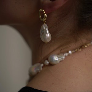 Grandes boucles d'oreilles en perles baroques, style français, fabriquées en France, boucles d'oreilles à la mode en perles, perles de culture, paris image 3