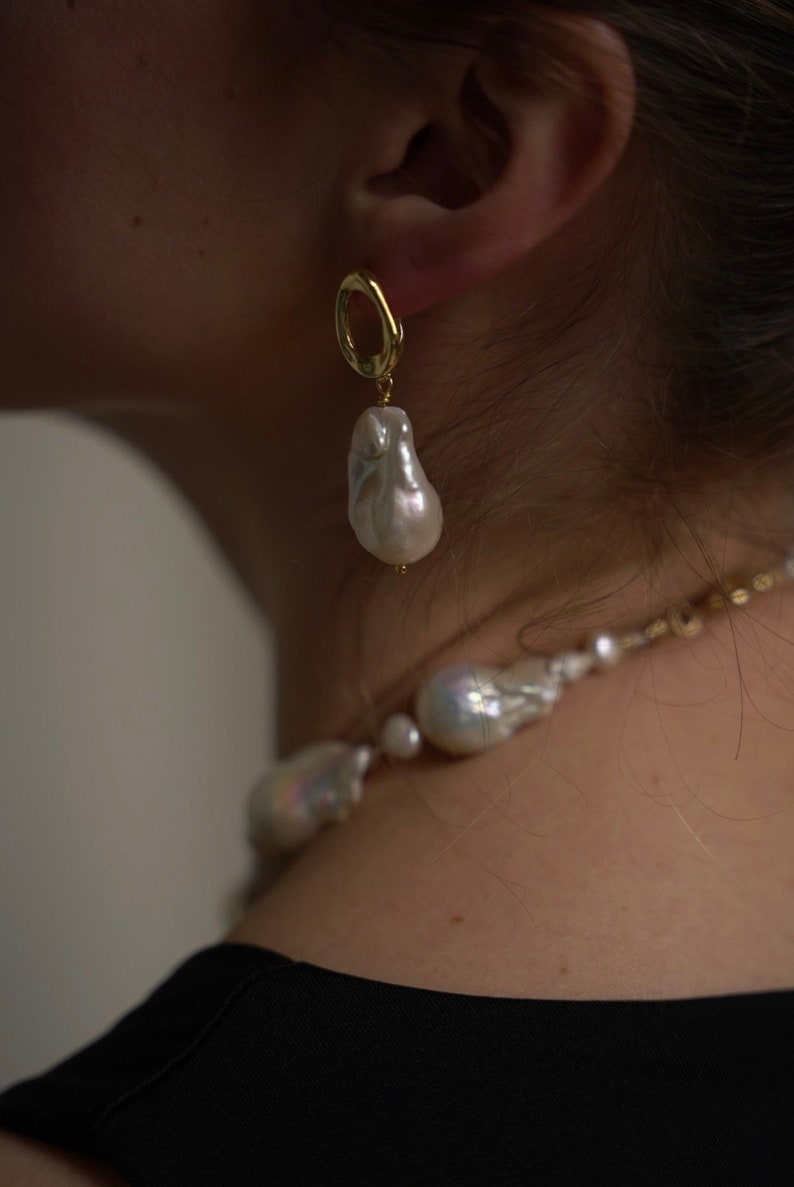 Grandes boucles d'oreilles en perles baroques, style français, fabriquées en France, boucles d'oreilles à la mode en perles, perles de culture, paris image 3