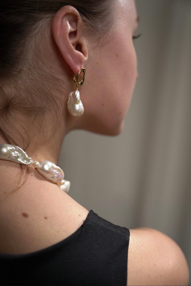 Grandes boucles d'oreilles en perles baroques, style français, fabriquées en France, boucles d'oreilles à la mode en perles, perles de culture, paris image 4