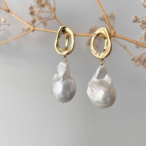 Grandes boucles d'oreilles en perles baroques, style français, fabriquées en France, boucles d'oreilles à la mode en perles, perles de culture, paris image 1