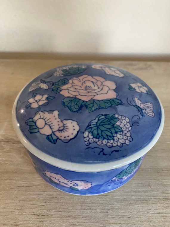 Vintage chinoiserie ceramic powder jar. Vintage ch