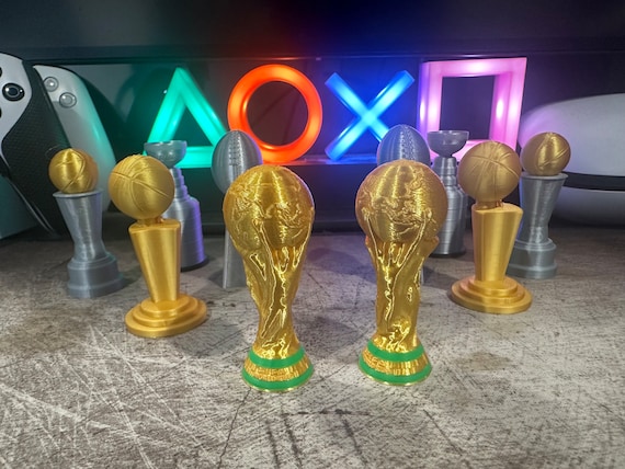 ワールドカップトロフィーのミニチュアコレクション、様々なサイズが揃っています。 ミニサイズの3Dプリント製ワールドカップトロフィーレプリカ