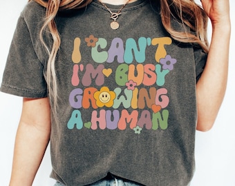 Camiseta con anuncio de embarazo de Comfort Colors, camiseta con mensaje "Estoy haciendo crecer un pequeño humano", camiseta "No puedo", "Estoy ocupada haciendo crecer un humano", camiseta de maternidad, divertida revelación de bebé