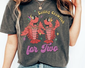 Camiseta de anuncio de embarazo de Mardi Gras de Comfort Colors, camiseta de comer cangrejos de río para dos, regalo divertido para baby shower de Nueva Orleans con revelación de género
