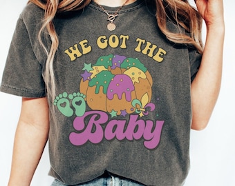 Tenemos la camiseta de anuncio de embarazo de bebé de Mardi Gras, camiseta de Baby Shower de Nueva Orleans con pastel de reyes y revelación de género de Comfort Colors