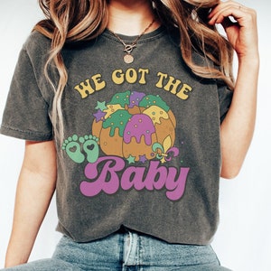 Mamy koszulkę z informacją o ciąży z okazji Mardi Gras, koszulkę Comfort Colors Funny Gender Reveal King Cake New Orleans Baby shower