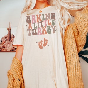 Koszulka Baking A Little Turkey, Koszulka z ogłoszeniem ciąży na Święto Dziękczynienia, Koszulka z ujawnieniem płci dziecka na jesień, Prezent dla oczekujących, Jesienny baby shower