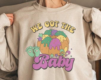 Sudadera retro con anuncio de embarazo de We got the baby, divertida torta del rey, suéter de revelación de género para baby shower de Mardi Gras, maternidad de Nueva Orleans