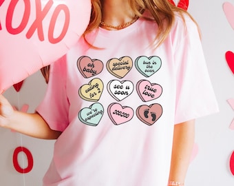 Chemise enceinte coeurs Saint-Valentin, t-shirt faire-part de grossesse drôle pour la Saint-Valentin, T-shirt de maternité Saint-Valentin, révélation de bébé de février