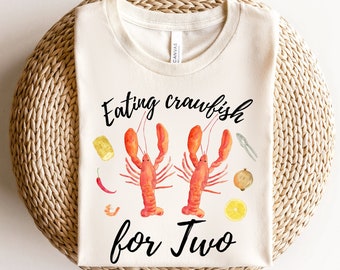 Camiseta "Comiendo cangrejos de río para dos", anuncio de embarazo, revelación de género de cangrejos de río, esperando cangrejos de río hervidos, baby shower, Luisiana, camiseta de maternidad