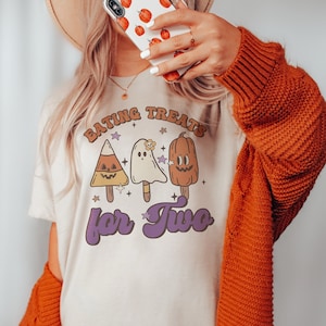 Komfortowe kolory Jedzenie dla dwojga Koszulka z ogłoszeniem ciąży na Halloween Jesienna koszulka z ujawnieniem płci dziecka na baby shower Koszulka ciążowa na Halloween Prezent