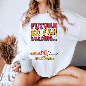 Bluza z nadrukiem Kansas City Pregnancy Announcement Koszulka ciążowa do piłki nożnej Sportowa koszulka z okrągłym dekoltem KC Baby Shower Sweter Kansas City Tee