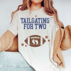 Calcio Gravidanza Annuncio Camicia Tailgating per Due TShirt Autunno Maternità Tee Football Gender Reveal Baby Shower Top Regalo per Aspettarsi