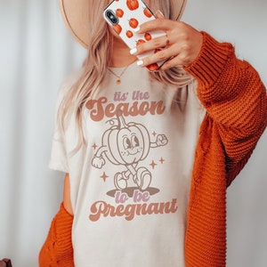 Retro Tis the Season to be Pregnant Shirt Fall Pregnancy Announcement Shirt Halloween Maternity Tee Thanksgiving Baby Reveal Gift for Wife