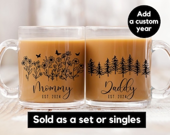 Set med mamma och pappa est. 2024 muggar, mors dag-present, personlig glasmugg, present till blivande barn, graviditetsmeddelande-kaffemuggset
