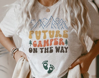 Camiseta de anuncio de embarazo para acampada, Camiseta de futuro compañero de acampada, Aventura de senderismo, Revelación de bebé, Futura campista en camino, Camiseta de revelación de embarazo
