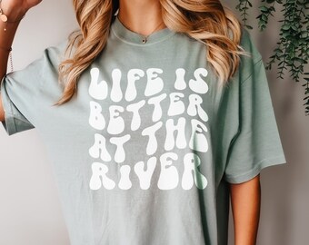 La vita è migliore al fiume Maglietta per ragazze Viaggio di addio al nubilato Comfort Colors T Retro River Floating Babe Tee Kayak Regalo SUP Vacanza Maglietta